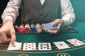 erek kunci live-dealer table streamed on a mobile phone
